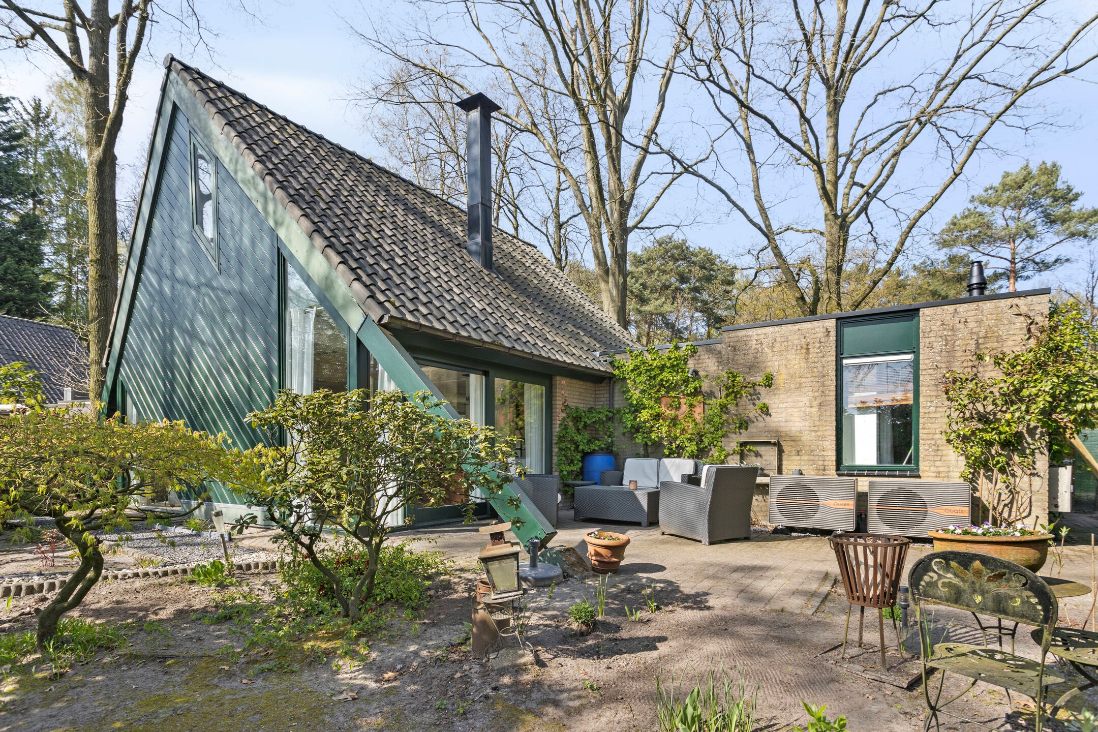 Achtertuin overzicht naar het huis toe